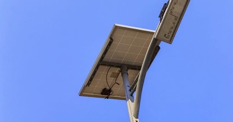 Dusk-to-Dawn Solar Street Light