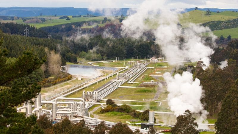 Geothermal energy extraction in a geothermal field